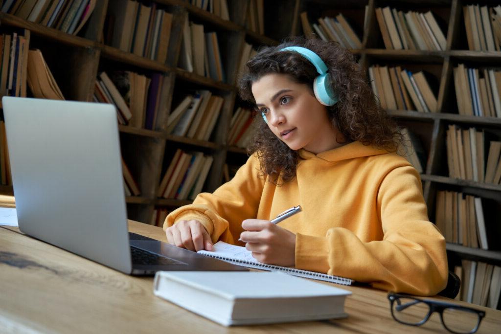 étudiant sur ordinateur portable avec écouteurs